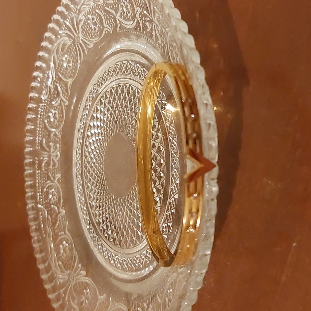 Gold tone V initial bangle bracelet 7.25 inches